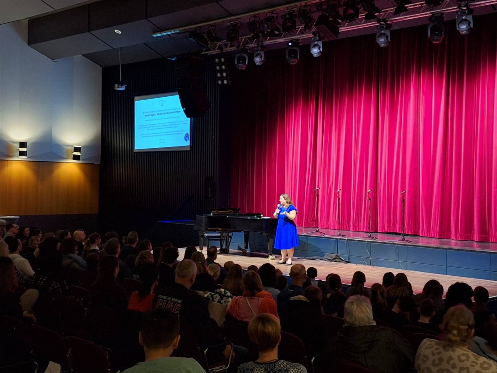 Dana Weber auf der Bühne beim letzten Glücksfestival, vor vollem Saal